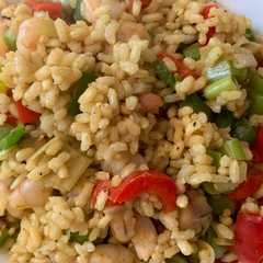 Una foto de Arroz al curry con gambas y verduras