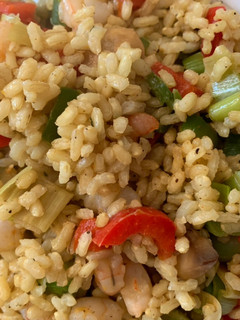 Una foto de Arroz al curry con gambas y verduras