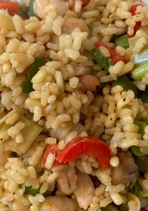Una foto de Arroz al curry con gambas y verduras