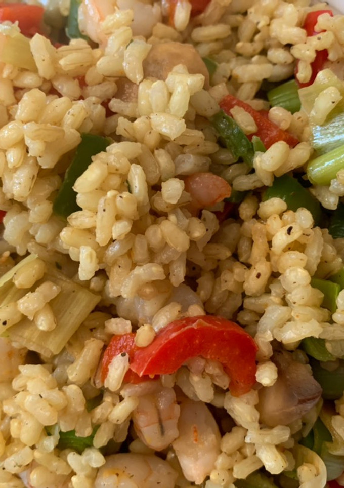 Una foto de Arroz al curry con gambas y verduras