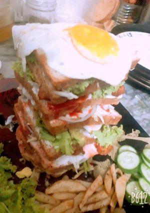 A picture of Delicious tower sandwich.