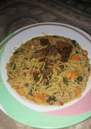 A picture of Indomie noodles with veggies and maringa(zogala).