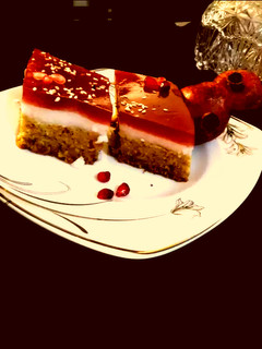 عکسی از دستور کیک سه لایه انار