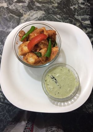 A picture of Tomato chilli idli with coconut chutney.