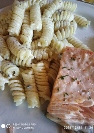 বেকড্ স্যালমন উইথ পেপার পাস্তা (baked salmon with pepper pasta recipe in Bengali) রেসিপির প্রধান ছবি