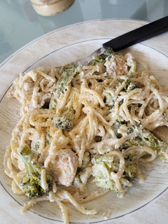 Una foto de Pasta cremosa de pollo con brócoli🥦