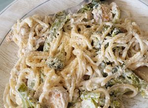 Una foto de Pasta cremosa de pollo con brócoli🥦