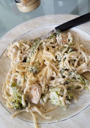Una foto de Pasta cremosa de pollo con brócoli🥦