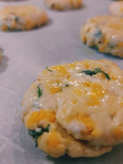 A picture of Cheesy Buttermilk and Herb Biscuits.