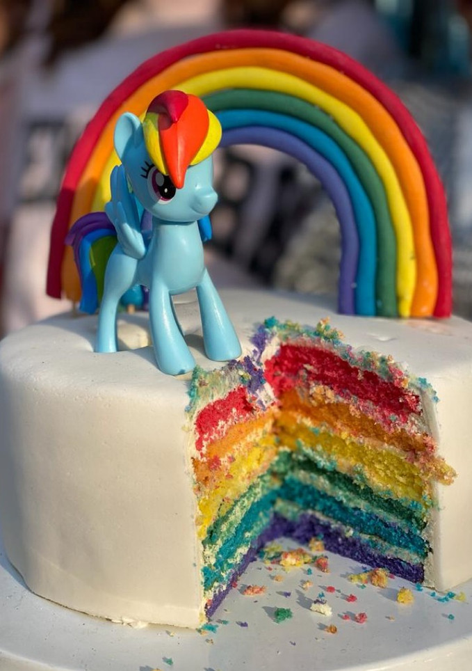 Una foto de Pastel arcoiris 🌈