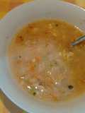 Caldo de pollo con arroz cremoso y huevo.ॐ