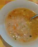 Caldo de pollo con arroz cremoso y huevo.ॐ