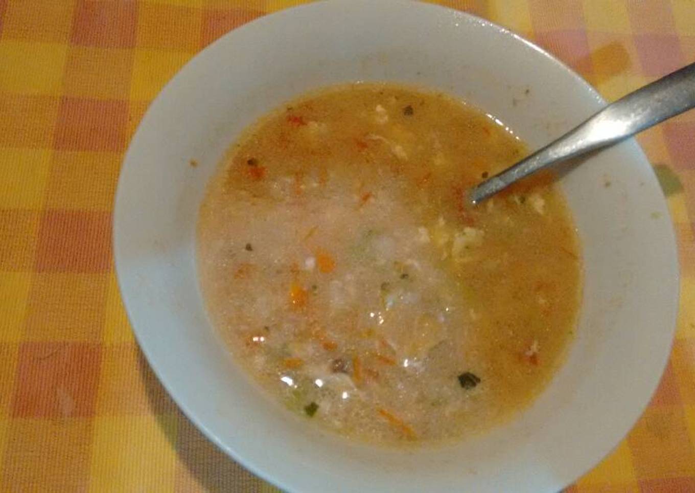 Caldo de pollo con arroz cremoso y huevo.ॐ