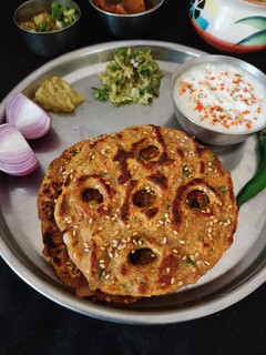 थालीपीठ (thalipeeth recipe in Hindi) रेसिपी मुख्य फोटो
