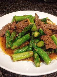 Hình của món Bò ướp cumin xào măng tây.