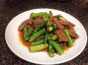Hình của món Bò ướp cumin xào măng tây.