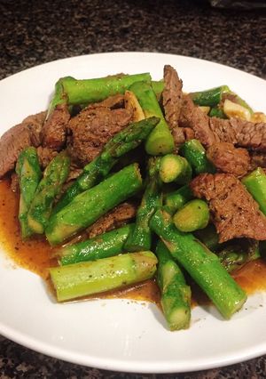 Hình của món Bò ướp cumin xào măng tây.