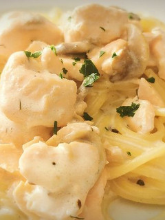 Una foto de Espaguetis con salmón fresco