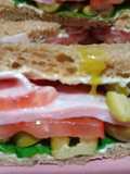 Sándwich DE PAN INTEGRAL CON JAMÓN, RÚCULA, TOMATE Y ACEITUNAS 🥳🤪🥳🤪🥳🤪💚💚💚💚😛😃🥳💪💪💪💫💋💫💫💫💋💋💋🙏