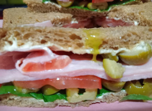 Una foto de Sándwich DE PAN INTEGRAL CON JAMÓN, RÚCULA, TOMATE Y ACEITUNAS 🥳🤪🥳🤪🥳🤪💚💚💚💚😛😃🥳💪💪💪💫💋💫💫💫💋💋💋🙏