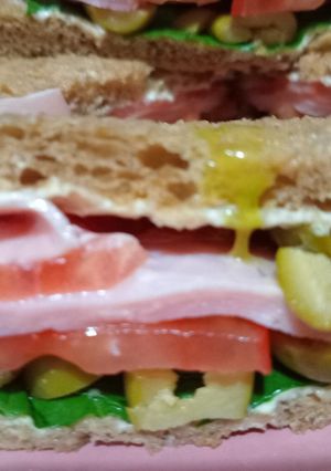 Una foto de Sándwich DE PAN INTEGRAL CON JAMÓN, RÚCULA, TOMATE Y ACEITUNAS 🥳🤪🥳🤪🥳🤪💚💚💚💚😛😃🥳💪💪💪💫💋💫💫💫💋💋💋🙏