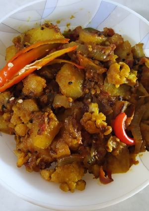A picture of Masaledaar gobhi aaluu.