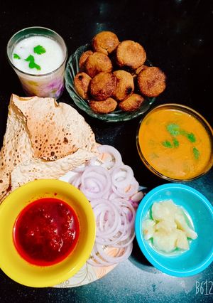 દાલબાટી(dal baati recipe in Gujarati) રેસીપી મુખ્ય ફોટો