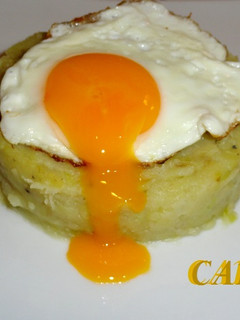 Una foto de Trinxat con huevo a la plancha