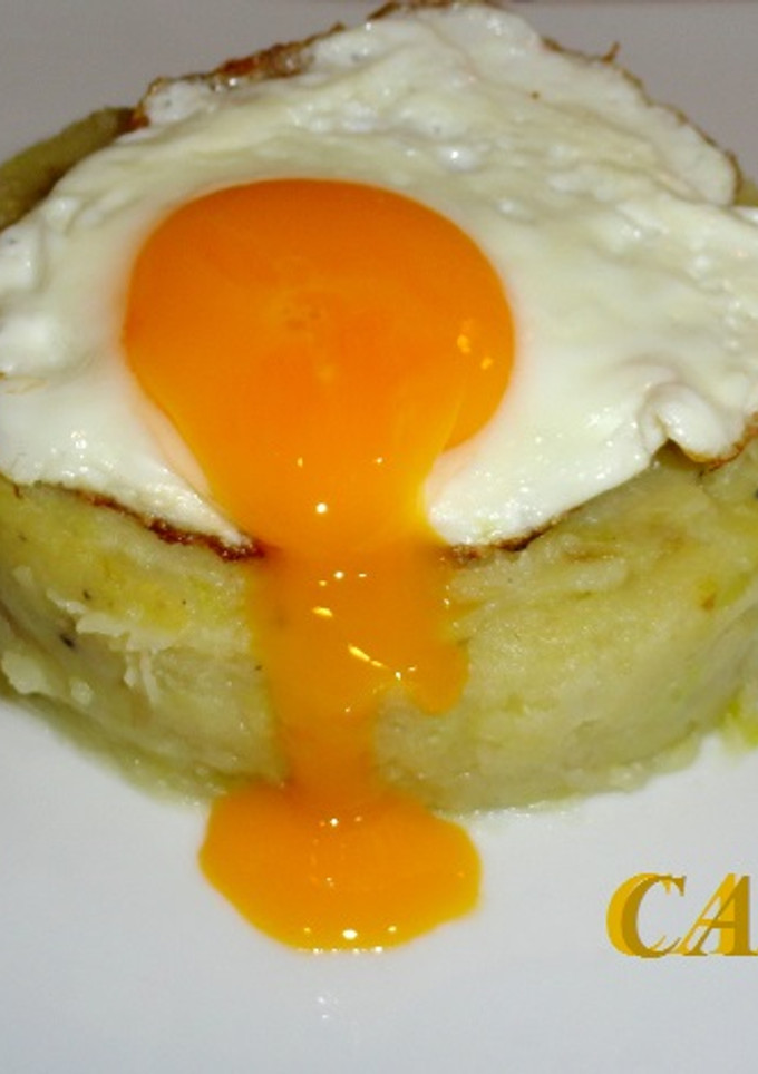 Una foto de Trinxat con huevo a la plancha