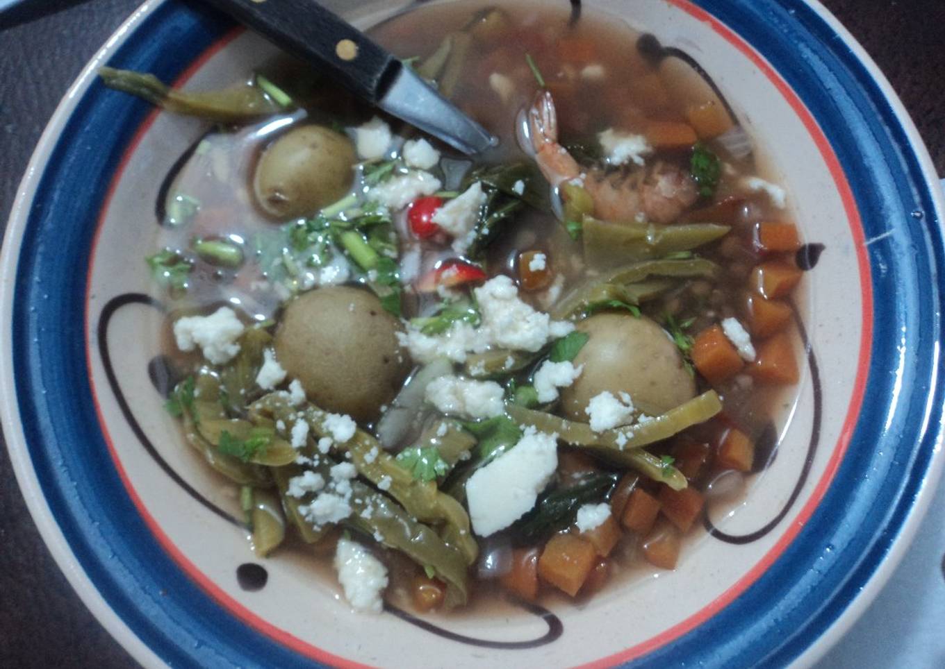 Lentejas con  polvo de camarones secos y Camarón, verduras, nopales y queso fresco mamá Chole