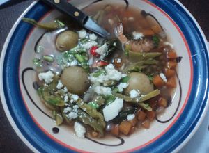 Una foto de Lentejas con  polvo de camarones secos y Camarón, verduras, nopales y queso fresco mamá Chole