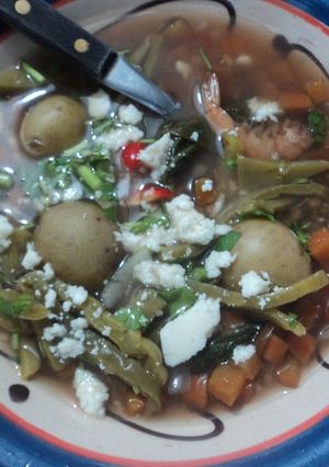 Una foto de Lentejas con  polvo de camarones secos y Camarón, verduras, nopales y queso fresco mamá Chole
