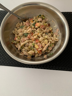 Una foto de Ensalada de conchitas con lo que hay!!!!