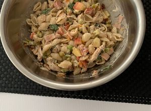Una foto de Ensalada de conchitas con lo que hay!!!!