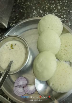 इंस्टेंट सूजी इडली (instant sooji idli recipe in Hindi) रेसिपी मुख्य फोटो