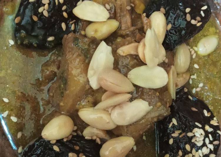 طاجين اللحم بالبرقوق (بالخوخ)