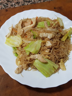Una foto de Fideos chinos con gambas y pollo