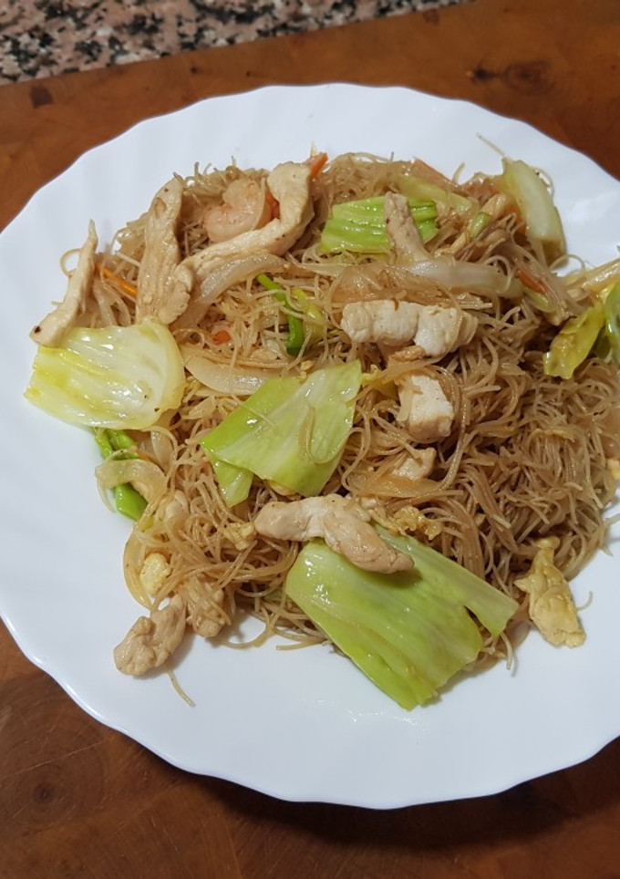 Una foto de Fideos chinos con gambas y pollo