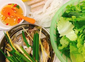 Hình của món Cá nục hấp hành cuốn bánh tráng.