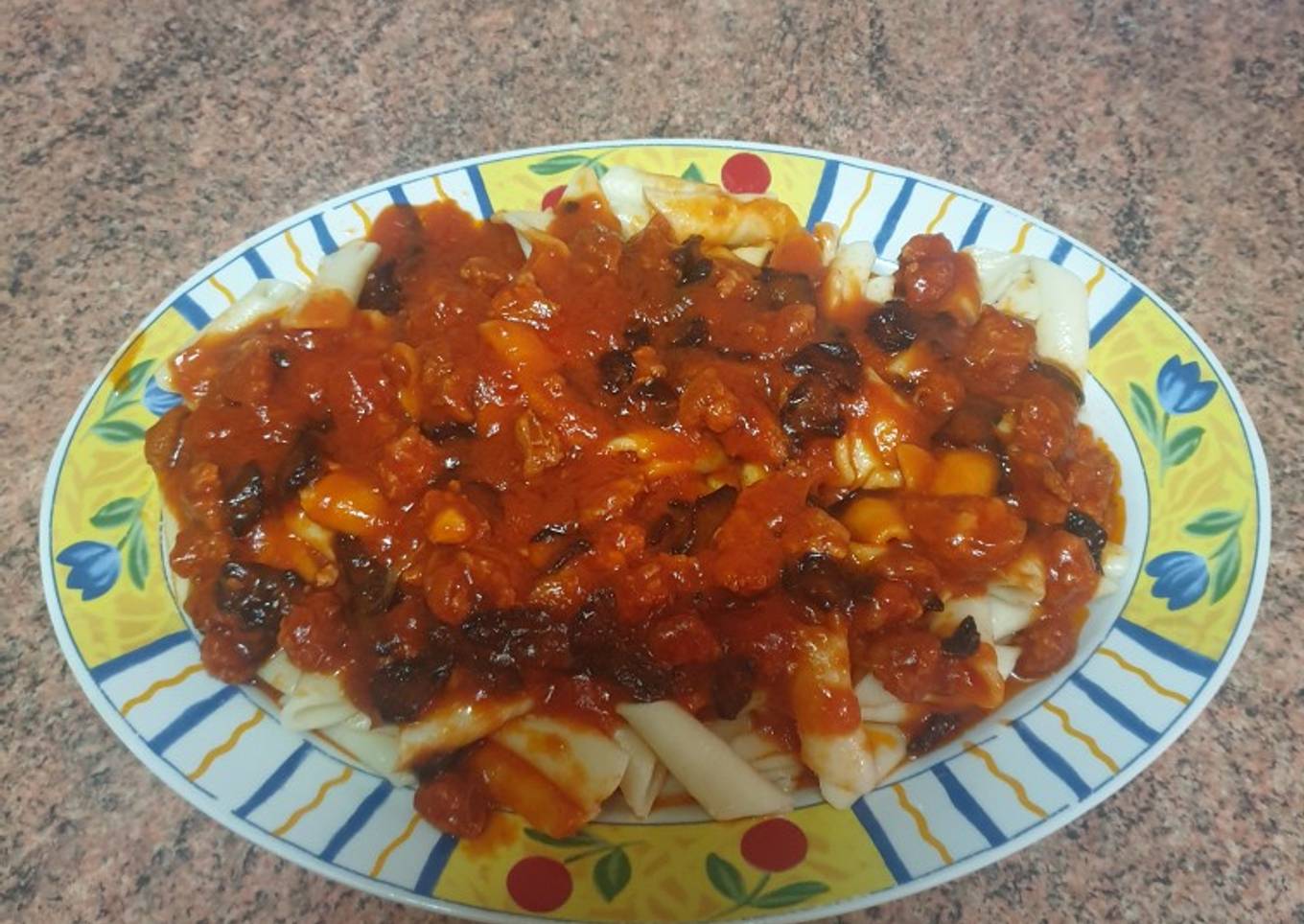Macarrones con chorizo, cebolla y tomate frito
