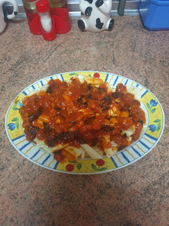 Una foto de Macarrones con chorizo, cebolla y tomate frito