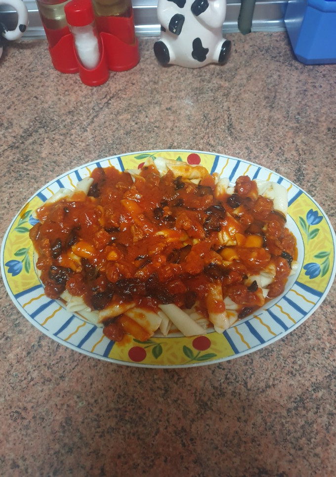 Una foto de Macarrones con chorizo, cebolla y tomate frito