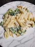 Pasta penne con pollo, brócoli y salsa Alfredo