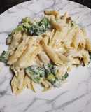 Pasta penne con pollo, brócoli y salsa Alfredo
