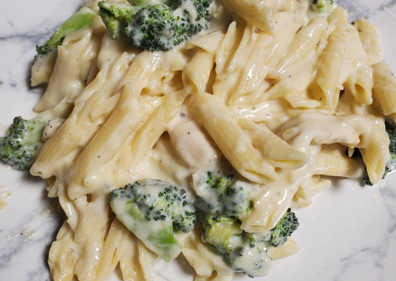 Pasta penne con pollo, brócoli y salsa Alfredo