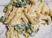 Una foto de pasta pollo alfredo
