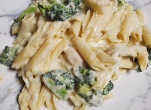 Una foto de Pasta penne con pollo, brócoli y salsa Alfredo