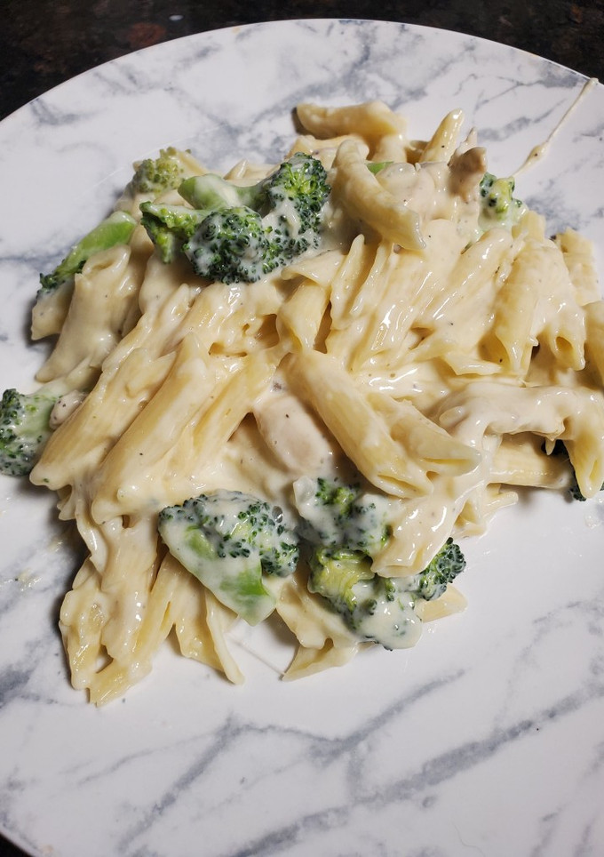 Una foto de Pasta penne con pollo, brócoli y salsa Alfredo