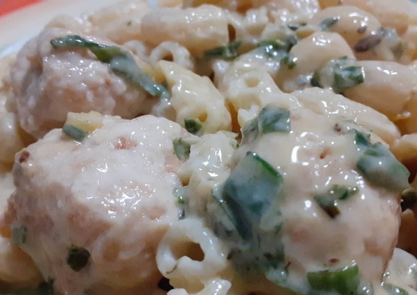 Albóndigas de pechuga, con crema de verdeo y queso azul