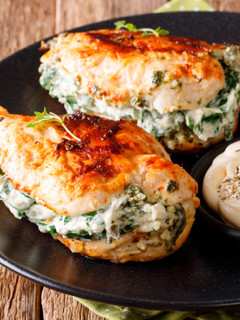 Una foto de Pechugas de pollo rellenas con espinaca y queso crema